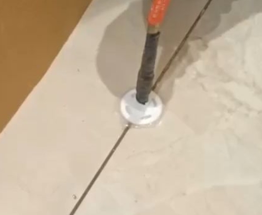 丘北瓷砖空鼓维修公司专业解答瓷砖在铺贴过程中，如果没有涂抹均匀到位的粘结材料（如水泥砂浆或瓷砖胶），可能会导致以下问题